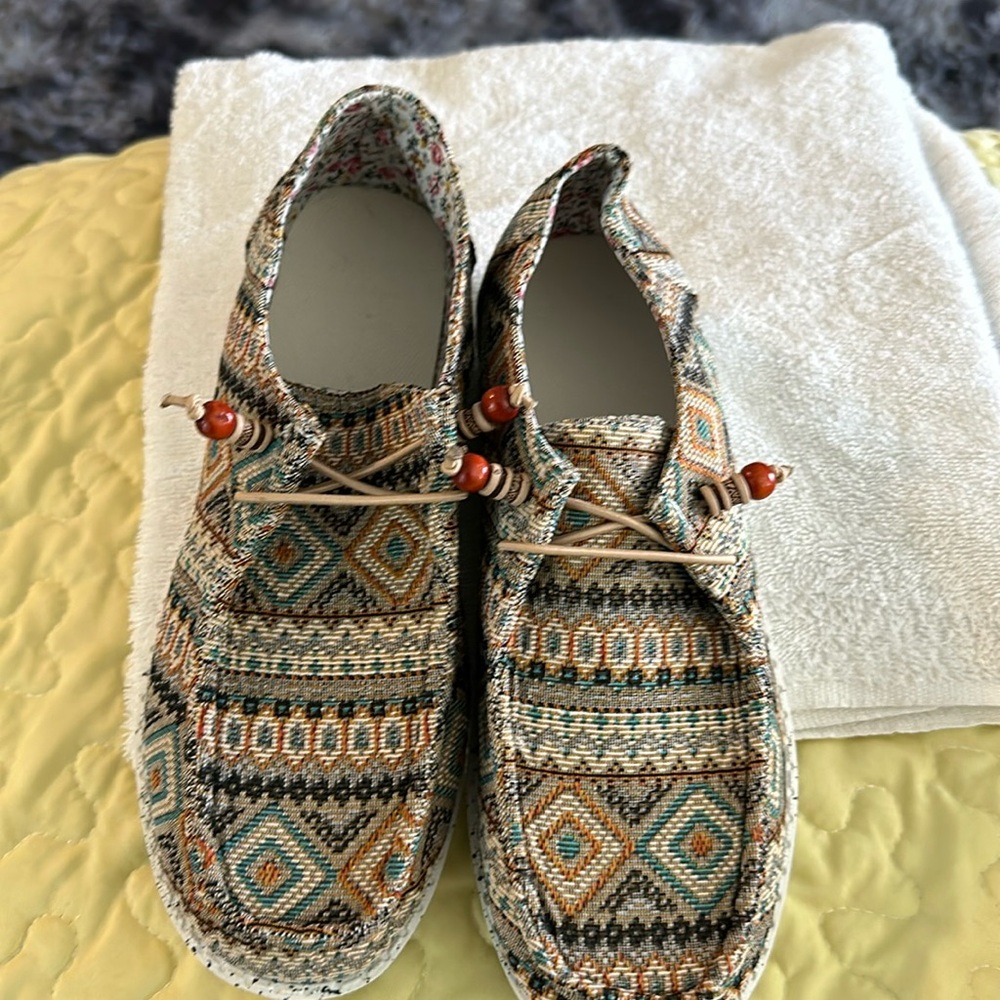 BNIB Aztec print slip on